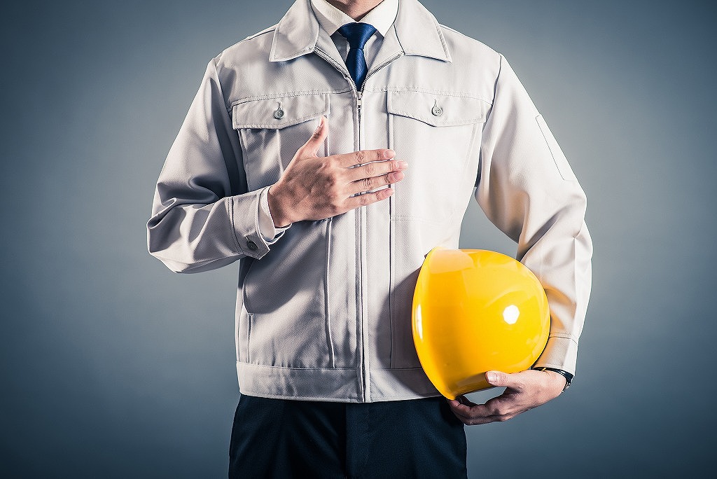 ヘルメットを持つ男性